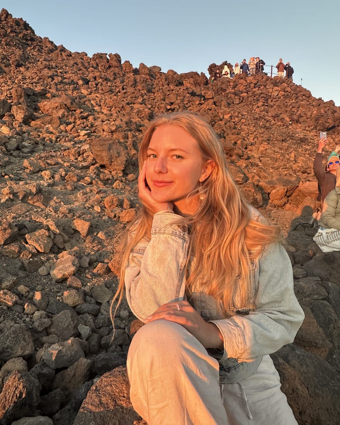 Jill sitzt im Abendlicht auf einem Lavafeld