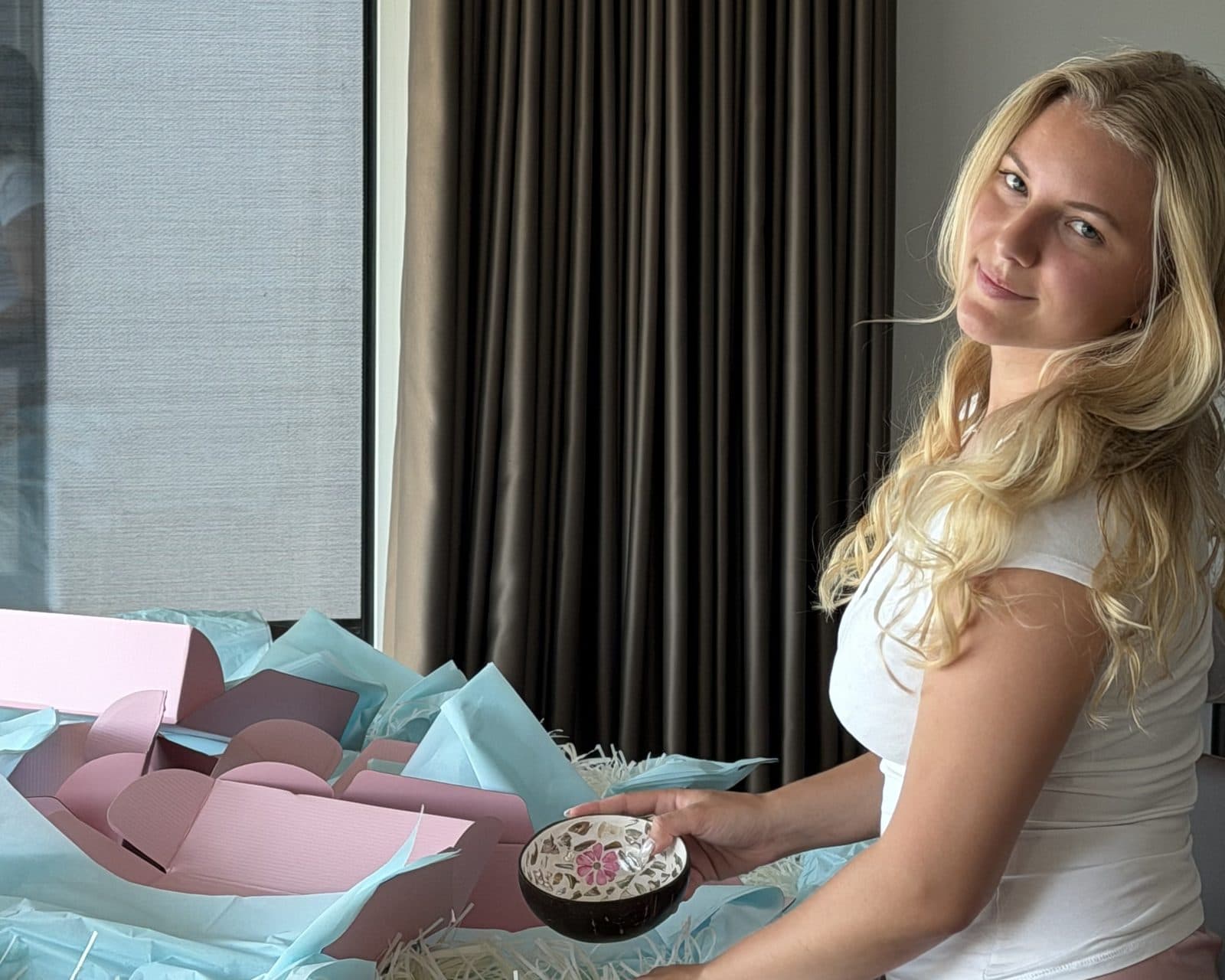 Jill packt die Vanilly Bundles: rosa Schachteln, türkises Seidenpapier und eine bemalte Kokosschale