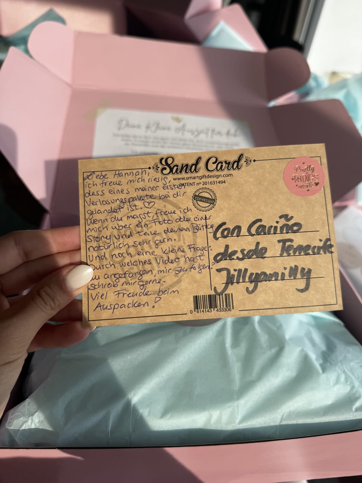 Handgeschriebene Karte aus Teneriffa in einer rosa Box