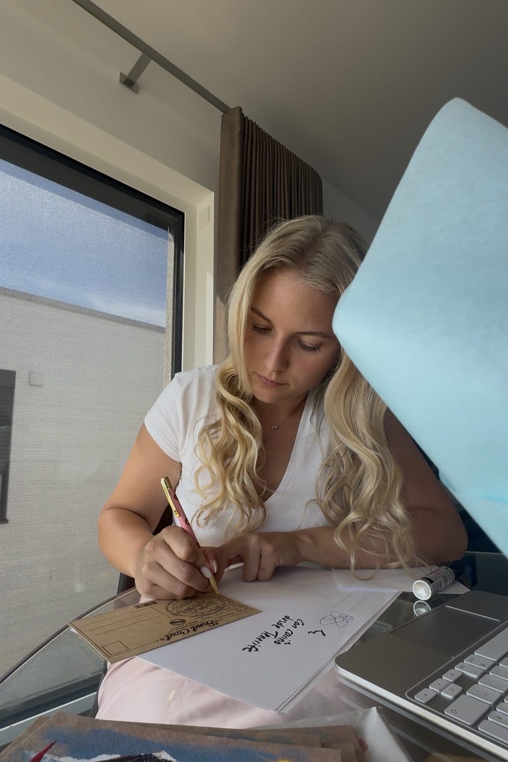 Jill beschriftet die Karten für die Inselpost mit der Hand